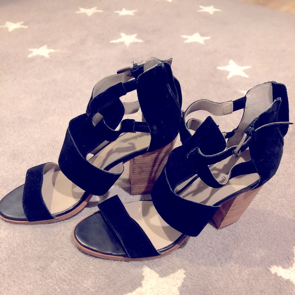 hinge “Cora” Black Suede Sandals